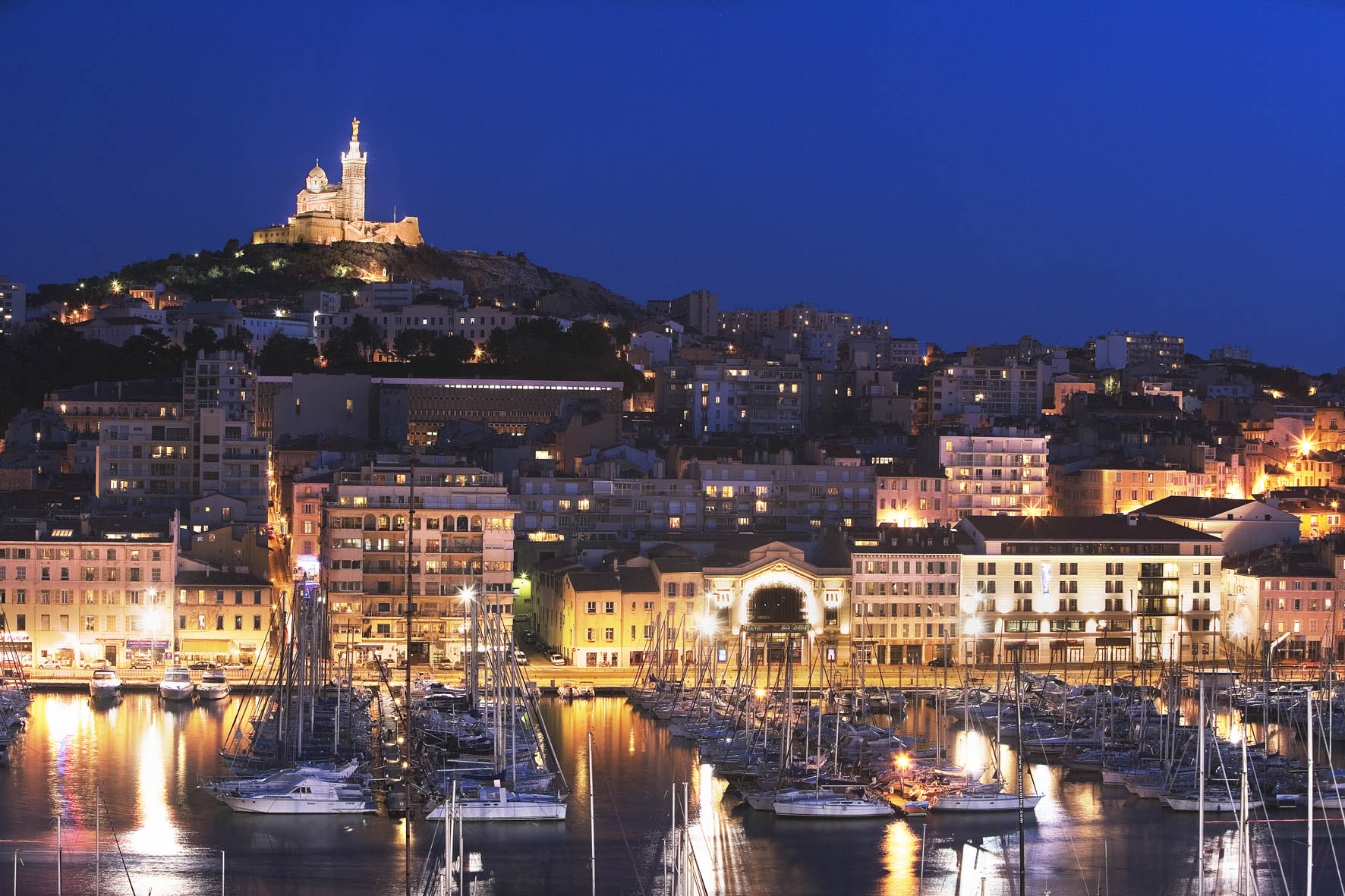 Preciosa vista de Marsella de noche