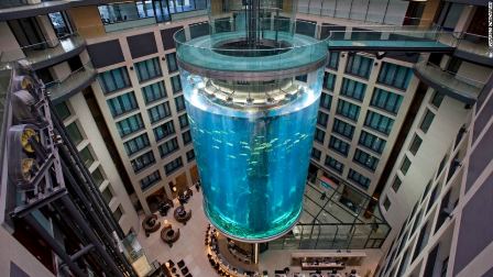 El impresionante acuario gigante instalado en el salón de entrada del hotel Radisson de Berlín.