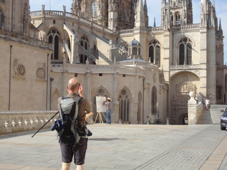 Peregrino y pintor junto a la catedral.