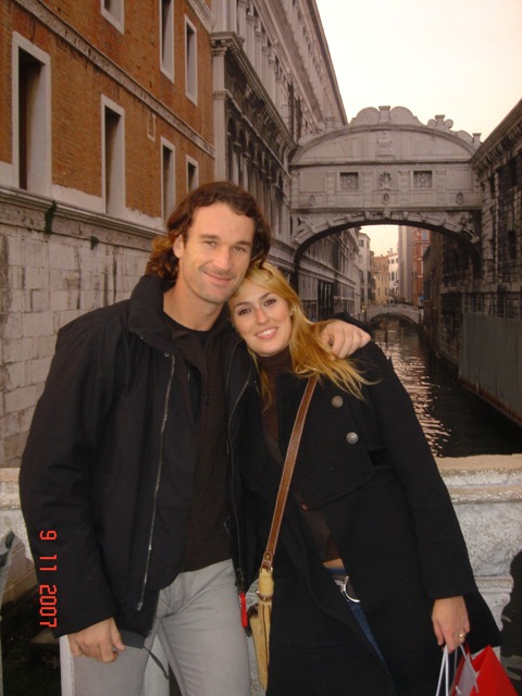 Carlos Moyá, con su esposa Carolina Cerezuela en Venecia .con el famoso Puente de los Suspiros