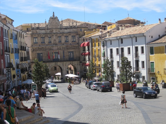 Plaza y Ayuntamiento.