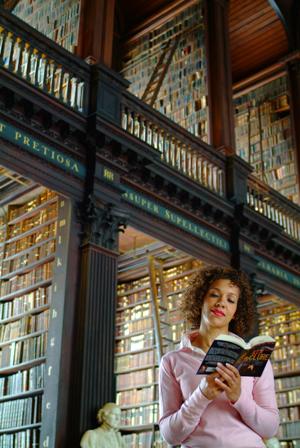 El viajero hará bien en hacer un alto en el camino entrando en cualquiera de las muchísimas bibliotecas que que la cuidad ofrece.