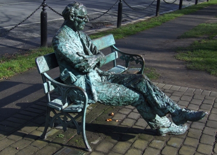 Los recuerdos y homenajes a escritores populares nos salen al encuentro en cualquier calle, como esta estatua dedicada al poeta Patrick Kavana.