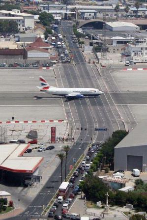 Foto-enigma: ¿Donde está este peculiar aeropuerto?