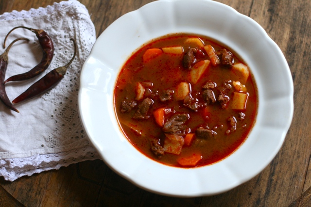 Goulash, el plato nacional húngaro.