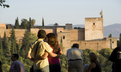 Rl mirador de San Nicolás es el lugar perfecto para disponer de una magnífica vista de la Alhambra. Suele estar repleto de turistas en busca de la foto perfecta al atardecer.