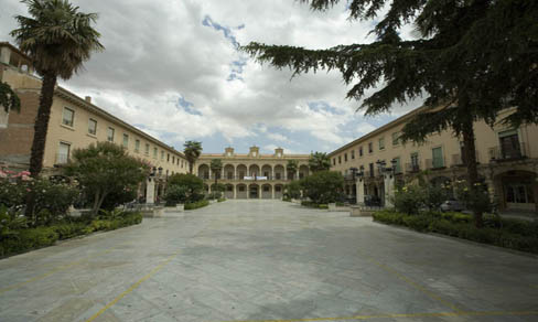 La plaza de las Palomas es la más antigua de la ciudad y en ella se halla el edificio del ayuntamiento que data de los siglos XVI-XVII.