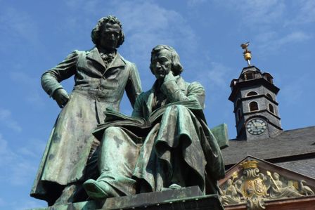 Monumento a la memoria y en honor de los hermanos Grimm en Kassel.