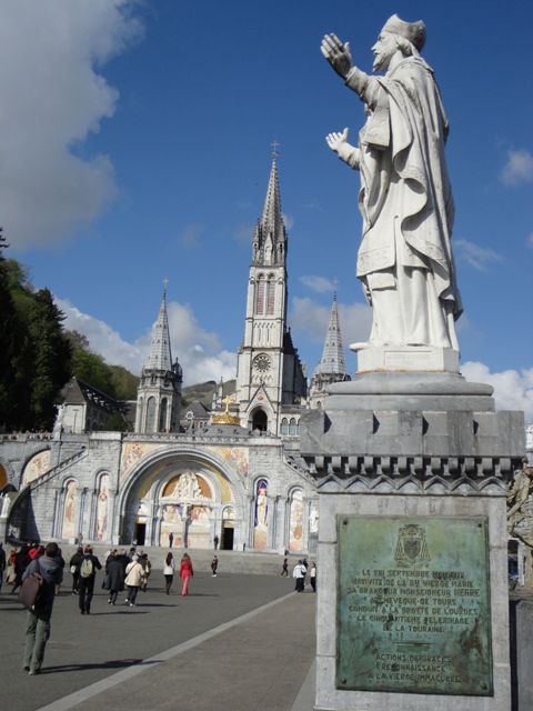 LOURDES SANTUARIO Y ESTATUA