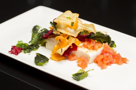 LUNA DE ALCALA Pez mantequilla con vinagreta tomate y cebollino con chips verduras mail