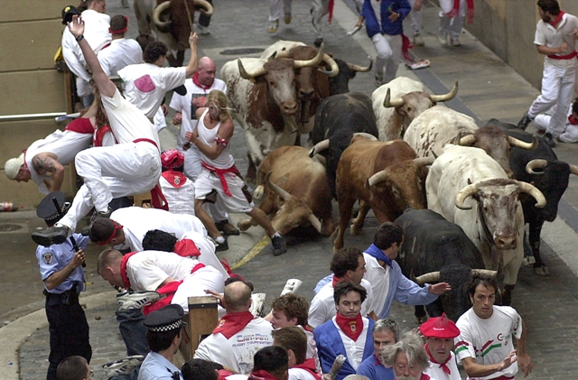 San Fermín, fiesta universal, atrae a decenas de miles de turistas cada año, en busca de la emoción del enciero y la fiesta interminable. (Foto Archivo Turismo Reyno de Navarra. ENDO)