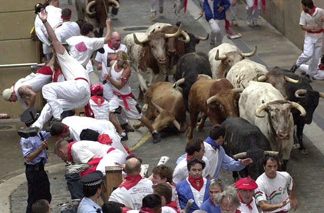 San Fermín, fiesta universal, atrae a decenas de miles de turistas cada año, en busca de la emoción del enciero y la fiesta interminable. (Foto Archivo Turismo Reyno de Navarra. ENDO)