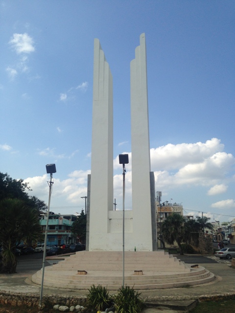 Obelisto Hembra. Monumento a la Independencia financierra en el malecón.