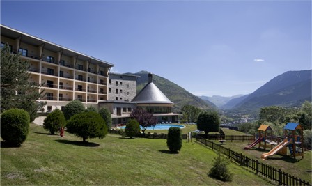 Parador de Vielha (Lleida), entre paisajes verdes y blancos.