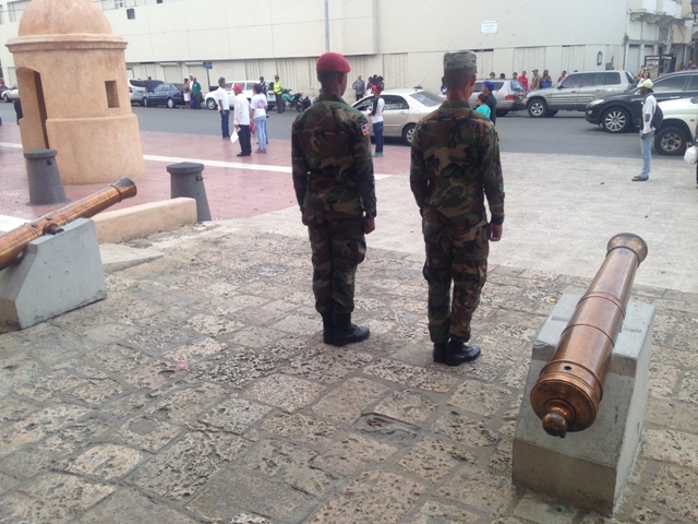Soldado custodiando puerta de entrada al Parque de la Independencia.