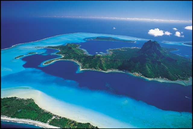 Vista aérea de la isla de Bora Bora, conocida como la Perla del Pacífico.I