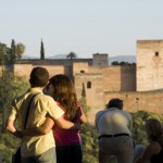 Rl mirador de San Nicolás es el lugar perfecto para disponer de una magnífica vista de la Alhambra. Suele estar repleto de turistas en busca de la foto perfecta al atardecer.