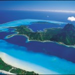 Vista aérea de la isla de Bora Bora, conocida como la Perla del Pacífico.I